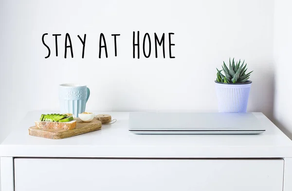 Mesa Escritorio Con Portátil Tostadas Frescas Con Aguacate Taza Café — Foto de Stock