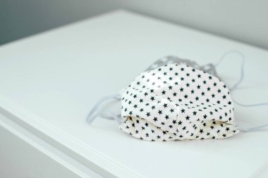 El yapımı tıbbi maske. Kirliliğe, virüse, gribe ve koronavirüse karşı yüz maskesi koruması. Sağlık ve cerrahi konsept. ÇEVİR