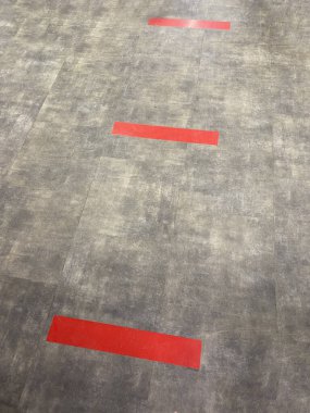 Kırmızı çizgili döşeme. Mesafe kavramı, sosyal uzaklık, karantina veya izolasyon