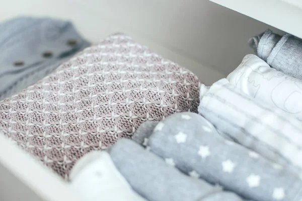 Bebê Recém Nascido Coisas Cores Brancas Azuis Cinzentas Estão Gaveta — Fotografia de Stock