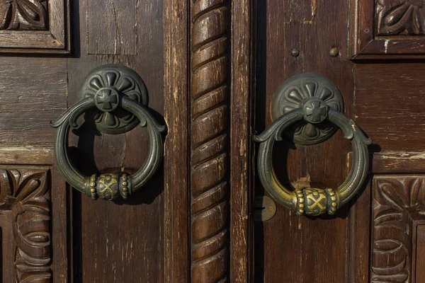 ahşap bir kapı üzerinde Retro doorknoker