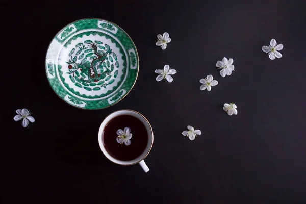 siyah çay, bir daire, çiçek fincan