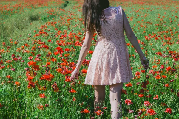 Menina em um campo de papoula — Fotografia de Stock