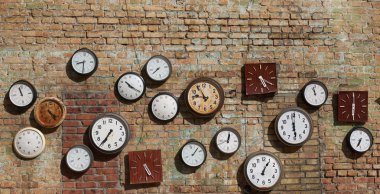 Eski duvar ve bir tuğla duvar sokak saat. Arka plan