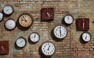 Eski duvar ve bir tuğla duvar sokak saat. Arka plan