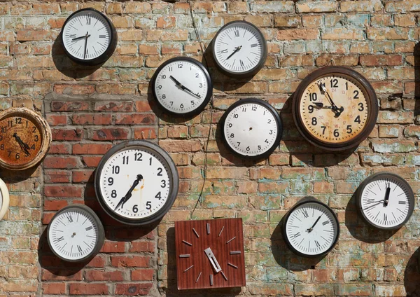 Antigua muralla y la calle del reloj en una pared de ladrillos. Fondo — Foto de Stock