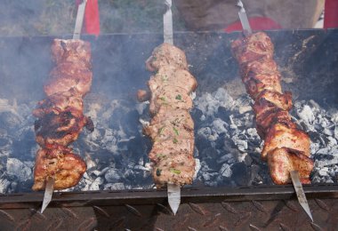 Sıcak kömürlerin üzerinde ızgara et pişirme