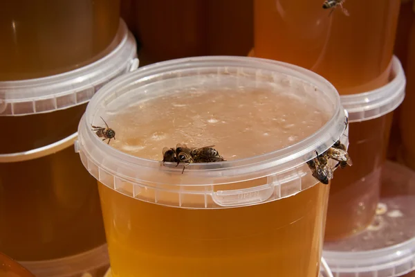 Bees honey pull out from under the lid not tightly closed — Stock Photo, Image