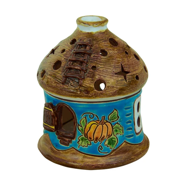 Arcilla cerámica candelabro hecho a mano en una pequeña casa. Es una vela — Foto de Stock