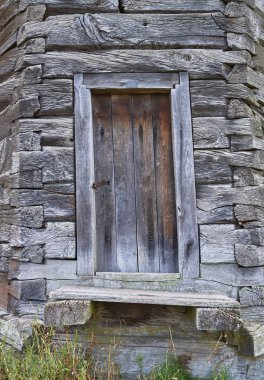 Eski bir çürük ahşap bina cephe