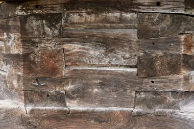 Ahşap silindire tomruklardan bir duvar parçası