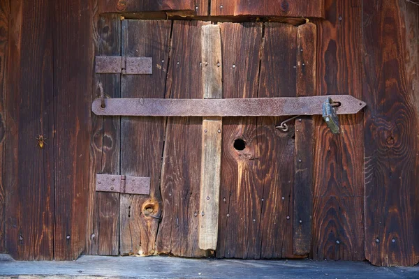 La puerta en las dependencias de madera en la segunda mitad de los ni — Foto de Stock