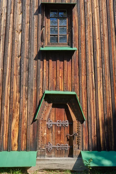 Porta de madeira e decorado com esculturas de janela — Fotografia de Stock