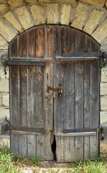 Fachada de un edificio antiguo de piedra de caliza — Foto de Stock