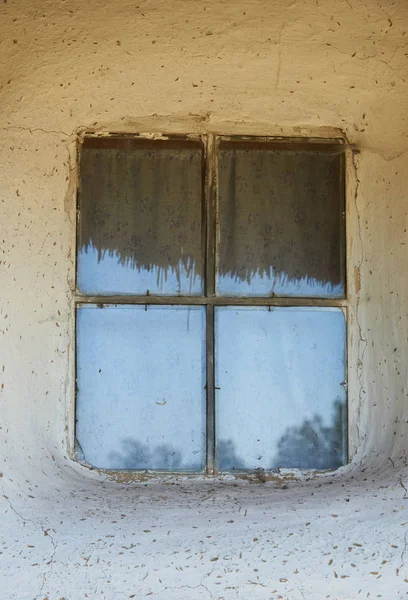 Fenêtre dans la maison rurale en Ukraine dans la seconde moitié de l’azote — Photo