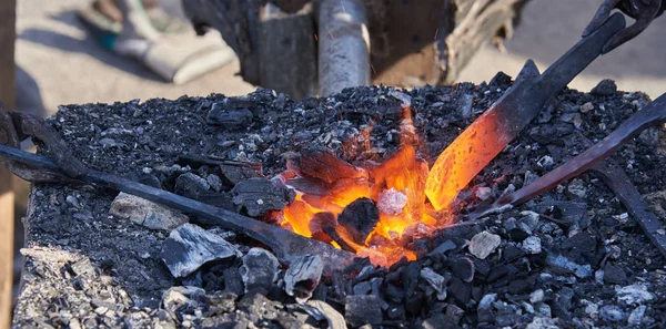 Ogrzewanie kęsy metalowe na rozżarzonych węglach — Zdjęcie stockowe