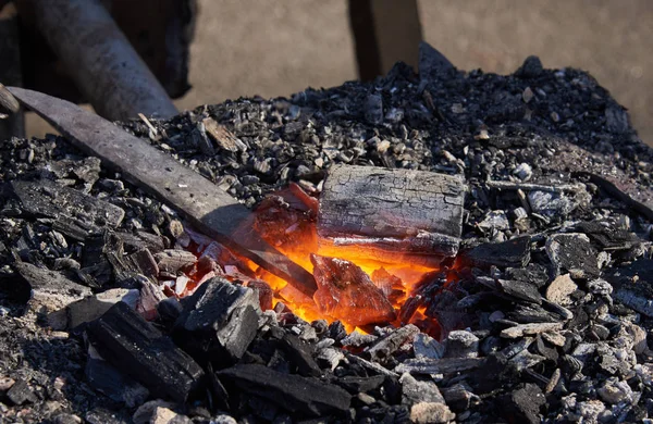 Ogrzewanie kęsy metalowe na rozżarzonych węglach — Zdjęcie stockowe