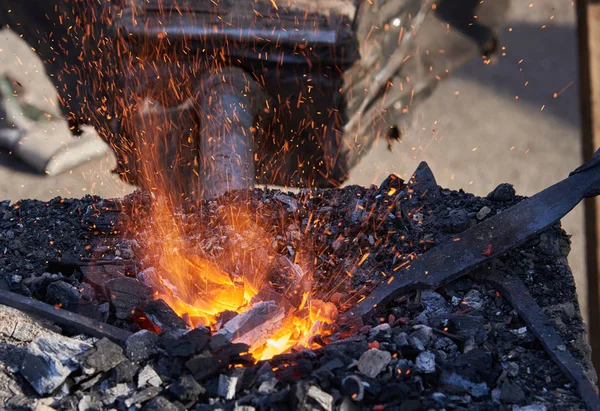 Ogrzewanie kęsy metalowe na rozżarzonych węglach — Zdjęcie stockowe