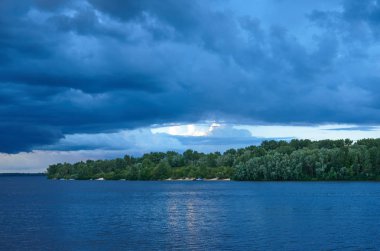 Manzara. Geniş nehir, nehir kumlu Sahili sarmak