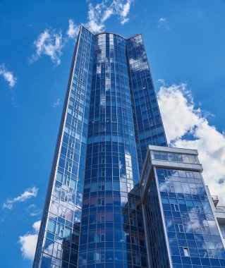 Cumulus bulutları çok öykülü bir b cam duvar yansıtılır