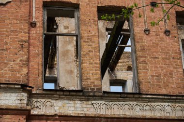 Yok edilen bir evin bir tuğla duvar parçası