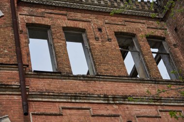 Yok edilen bir evin bir tuğla duvar parçası