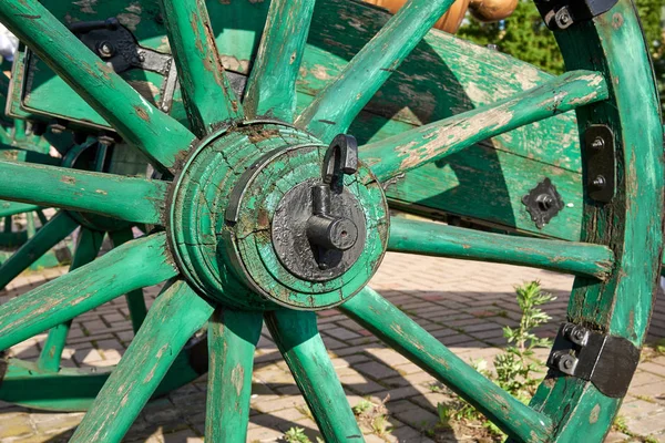 Hub et fragment d'une roue en bois de la lafette de l'ancien c — Photo