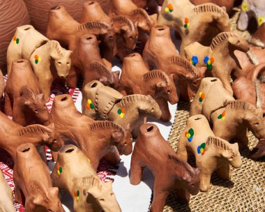 Tek renkli seramik el yapımı ıslık na at nalı şeklinde