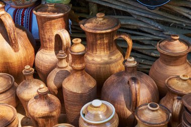 Tek renkli seramik el yapımı şişe ve doğal sunli altında testi