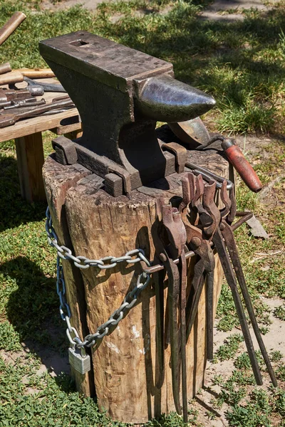Наковальня на деревянные журнала, кузнец ковш, цепи и ковш для Счетной палаты — стоковое фото