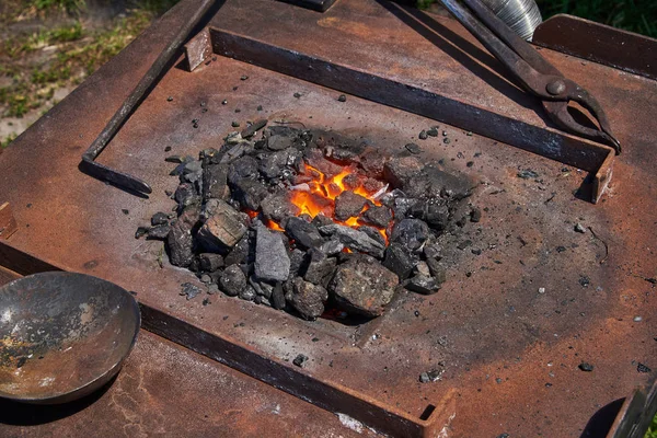 Forge pour le chauffage du métal, forgeron louche, louche et poker — Photo