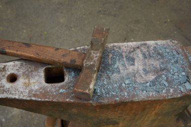 Demircinin aletleri bir örs ve çekiçtir.