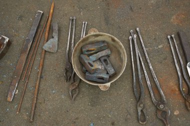 Demircinin aletleri çekiç ve kıskaçtır.