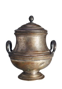 Pirinç kapaklı eski bir vazo. Vazoyu teneke içinde kaplıdır. Beyaz bir arka plan üzerinde izole