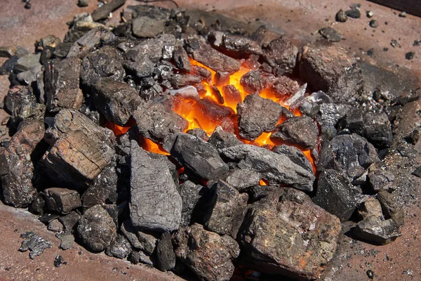 Ковальській Печі Спалюється Вугілля — стокове фото