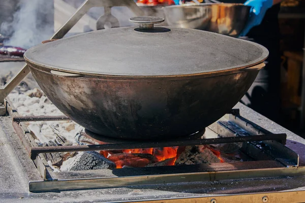 Cuisson Nourriture Dans Cuve Sur Les Charbons — Photo