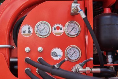 Hava basıncı ölçme aletleri ile pnömatik sistem için kontrol paneli