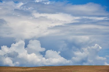 Gökyüzünde kümülüs bulutları olan güzel yaz manzarası