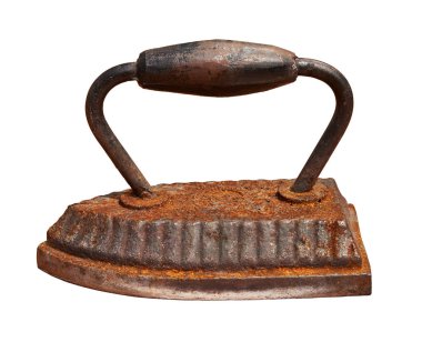 Ahşap saplı eski paslı demir. Beyaz bir arkaplanda izole edilmiş