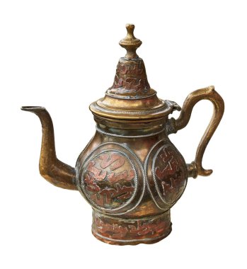 Çay yapmak için eski pirinç çaydanlık. Beyaz bir arkaplanda izole edilmiş