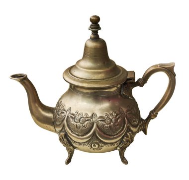 Çay yapmak için eski pirinç çaydanlık. Beyaz bir arkaplanda izole edilmiş