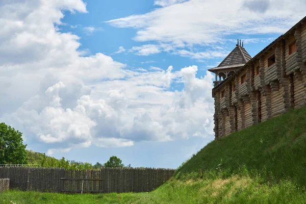 一座带有塔楼 墙壁和栅栏的木制城堡的碎片 重建位于乌克兰基辅地区Kopachov村的11世纪要塞 — 图库照片