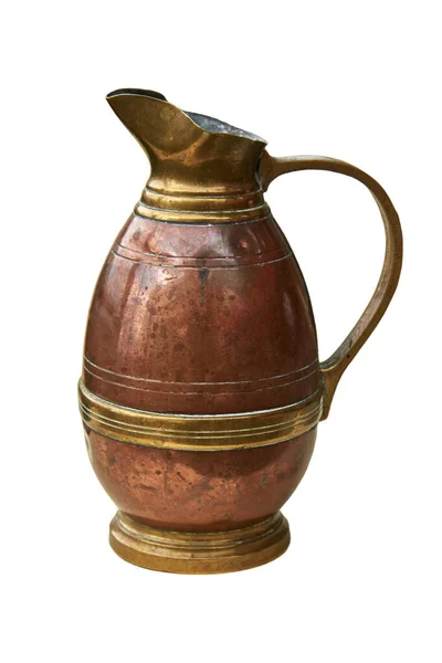 一个用来盛水的旧铜壶 被白色背景隔离 — 图库照片