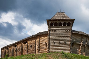 Kulesi ve duvarı olan tahta bir kalenin parçası. Kopachov köyü Ukrayna, Kiev bölgesinde yer alan 11. yüzyılın kalesinin yeniden inşası