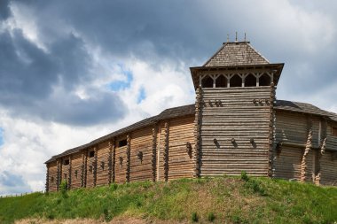 Kulesi ve duvarı olan tahta bir kalenin parçası. Kopachov köyü Ukrayna, Kiev bölgesinde yer alan 11. yüzyılın kalesinin yeniden inşası