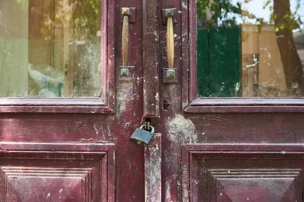 Fragmento Una Vieja Puerta Madera Cerrada Sobre Candado —  Fotos de Stock