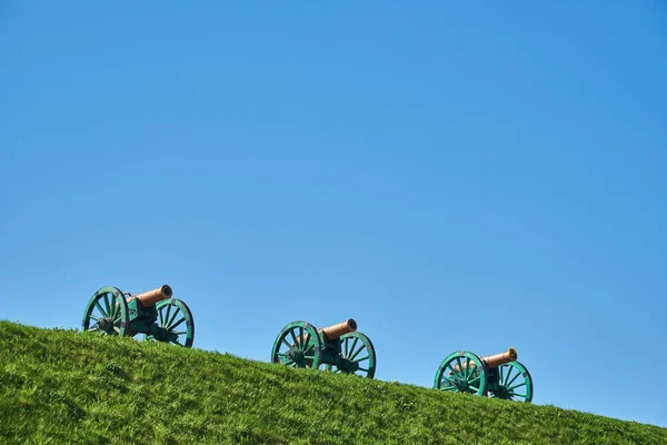 Antike Bronzekanonen Auf Dem Erdschacht Der Befestigungsanlage Aus Dem Neunzehnten — Stockfoto