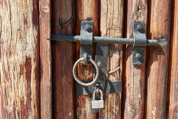 Fragmento Una Antigua Puerta Madera Con Pestillo Hierro Candado — Foto de Stock