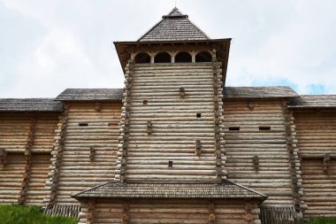 Kulesi ve duvarı olan tahta bir kalenin parçası. Kopachov köyü Ukrayna, Kiev bölgesinde yer alan 11. yüzyılın kalesinin yeniden inşası