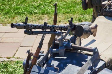 Makineli tüfek motosikletin at arabasına sabitlendi. Tüfekler bir motosikletin at arabasına dayanıyor. İkinci Dünya Savaşı 'nın Alman silahları.